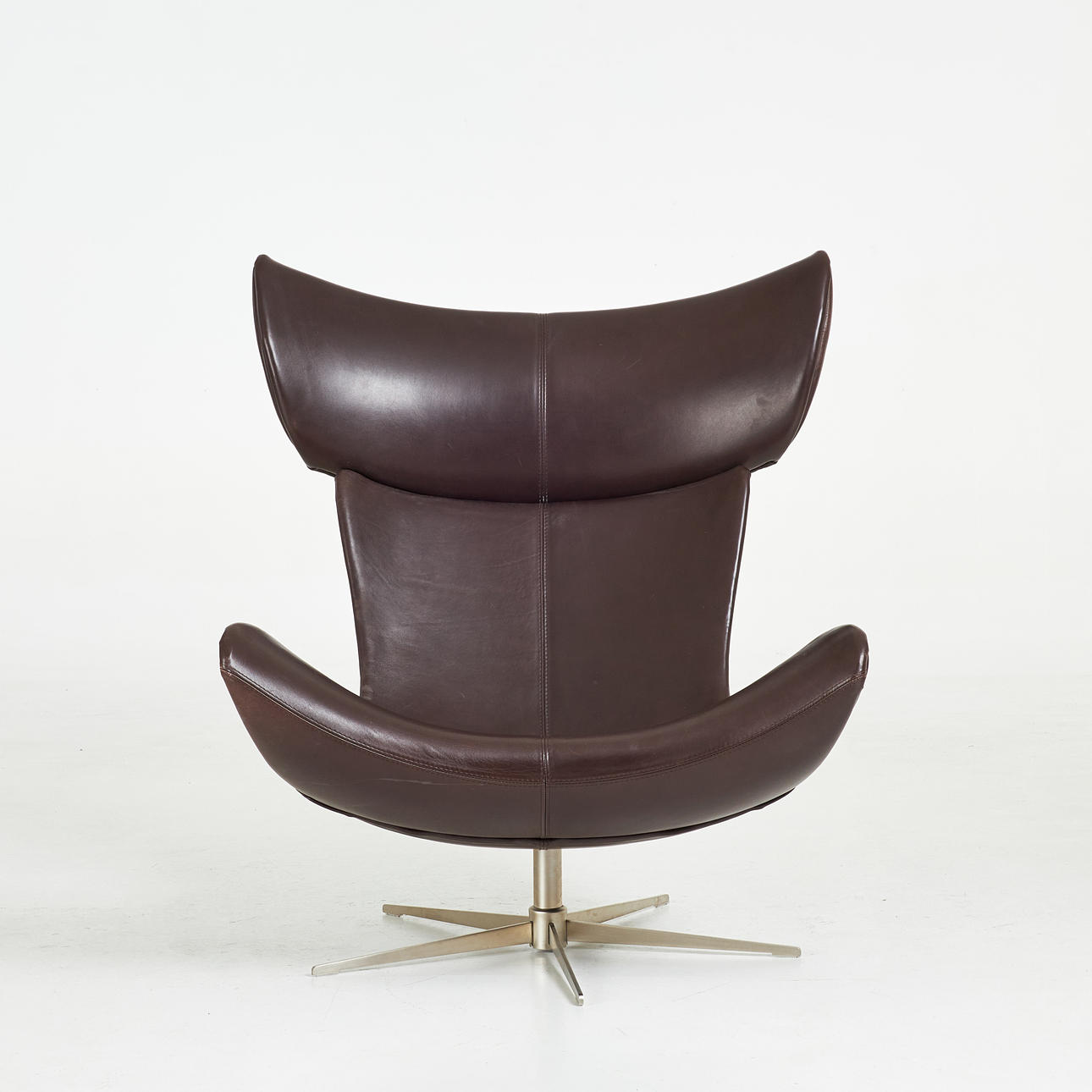 HENRIK PEDERSEN. "Imola",fåtölj, för BoConcept, samtida, klädd i sienna brunt skinn.