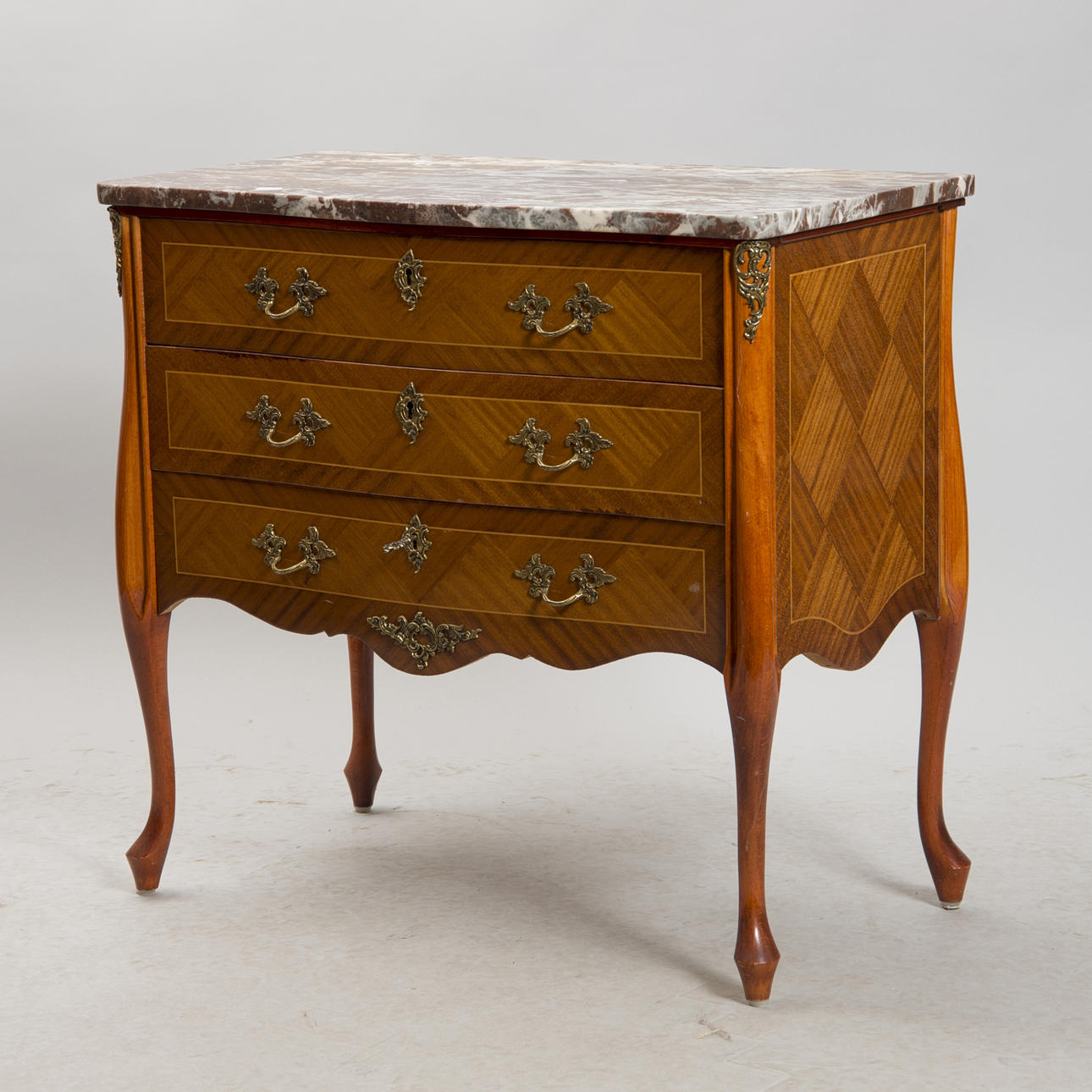 BYRÅ med stenskiva, 3-lådig, mahogny med bronser, rokokostil.