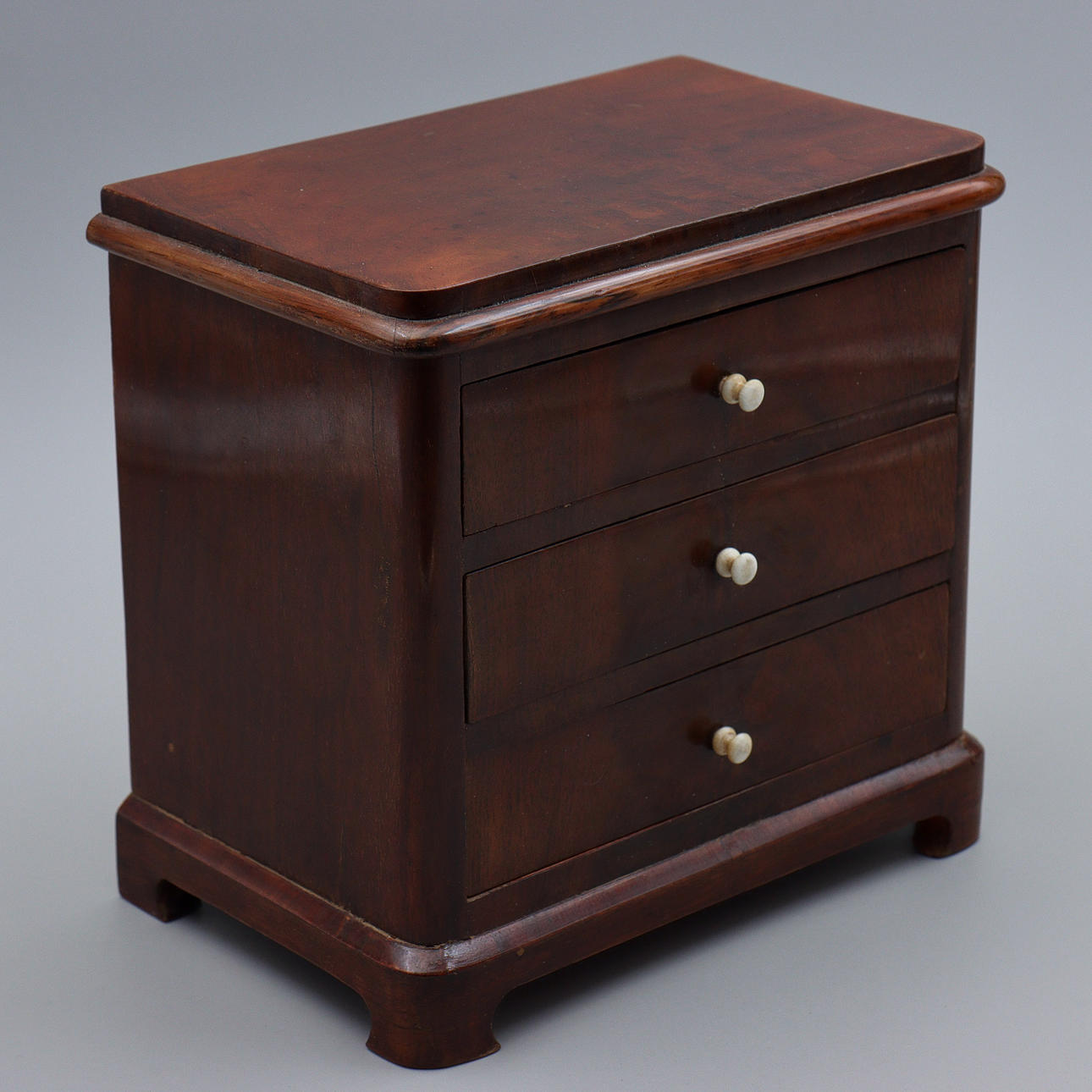 MINIATYRMÖBEL, BYRÅ, 1900-TAL.