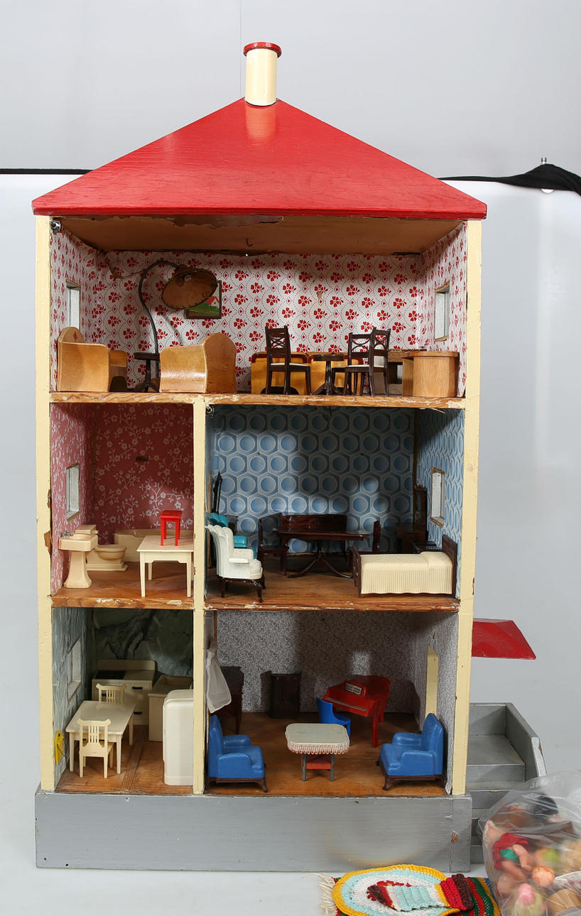 DOCKSKÅP, med inventarier,1900-talets första hälft.