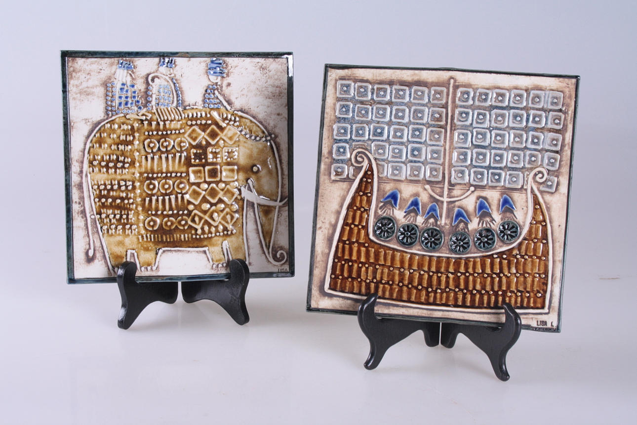 LISA LARSON. Väggtavlor, 2 st, stengods, Vikingaskepp & Elefant, Gustavsberg, signerad Lisa L.