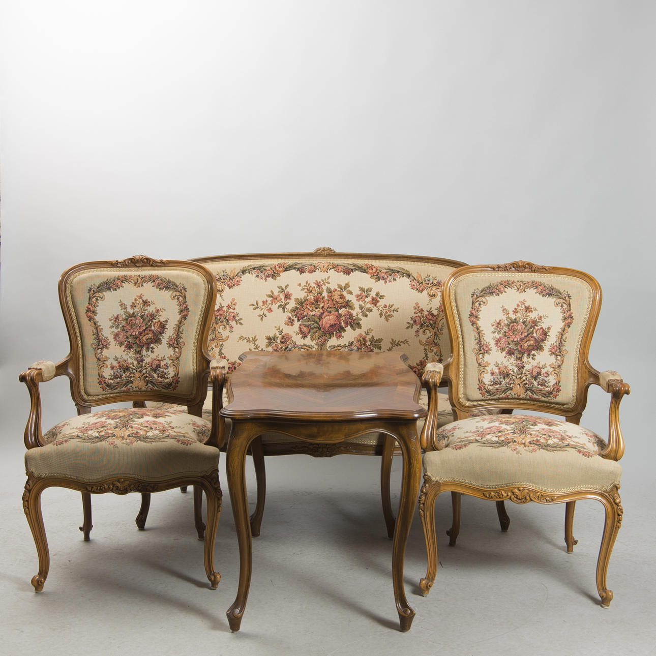 SALONGSGRUPP, valnöt med blomsterdekorerad klädsel, rokokostil.