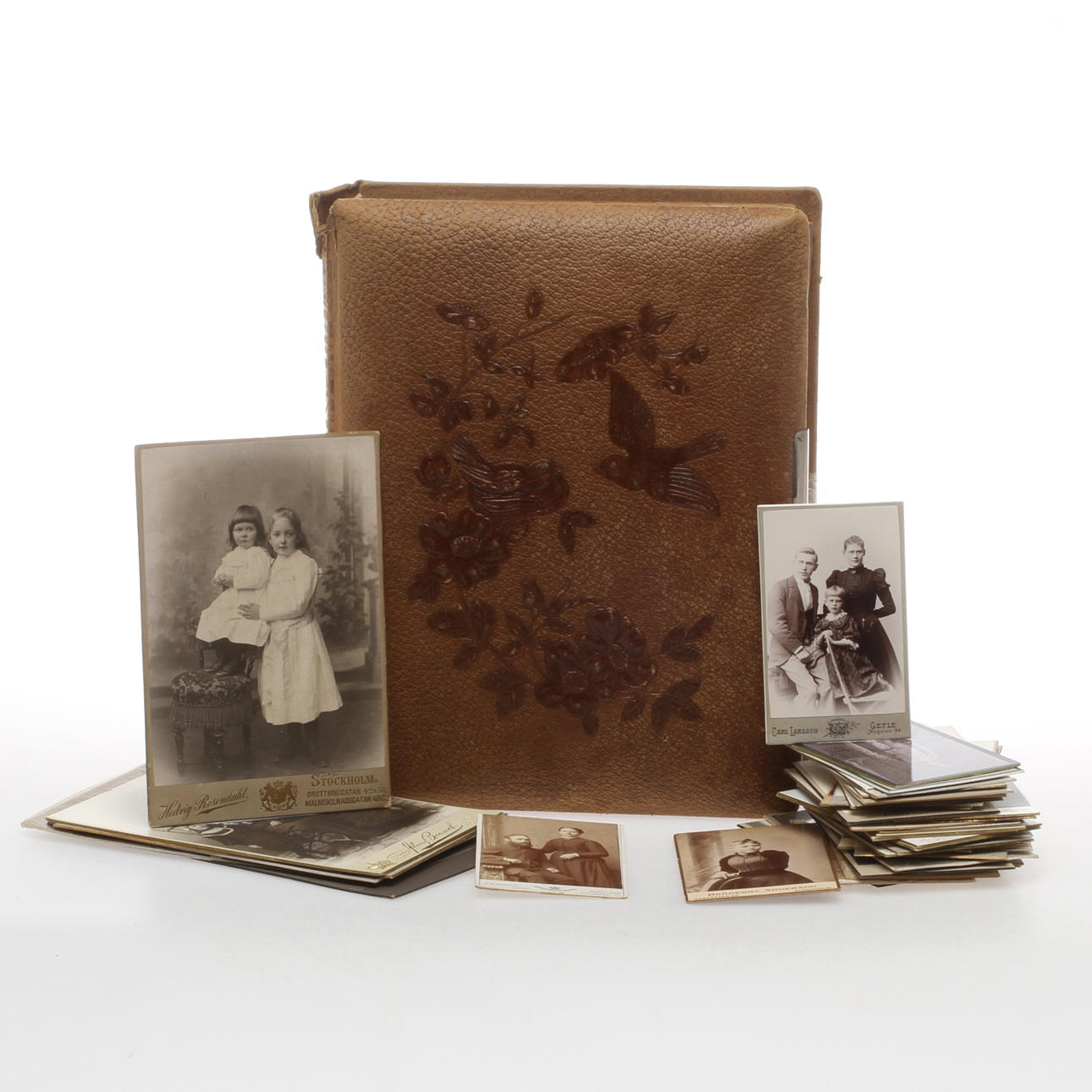 FOTOALBUM samt lösa FOTOGRAFIER, 1800/1900-tal.