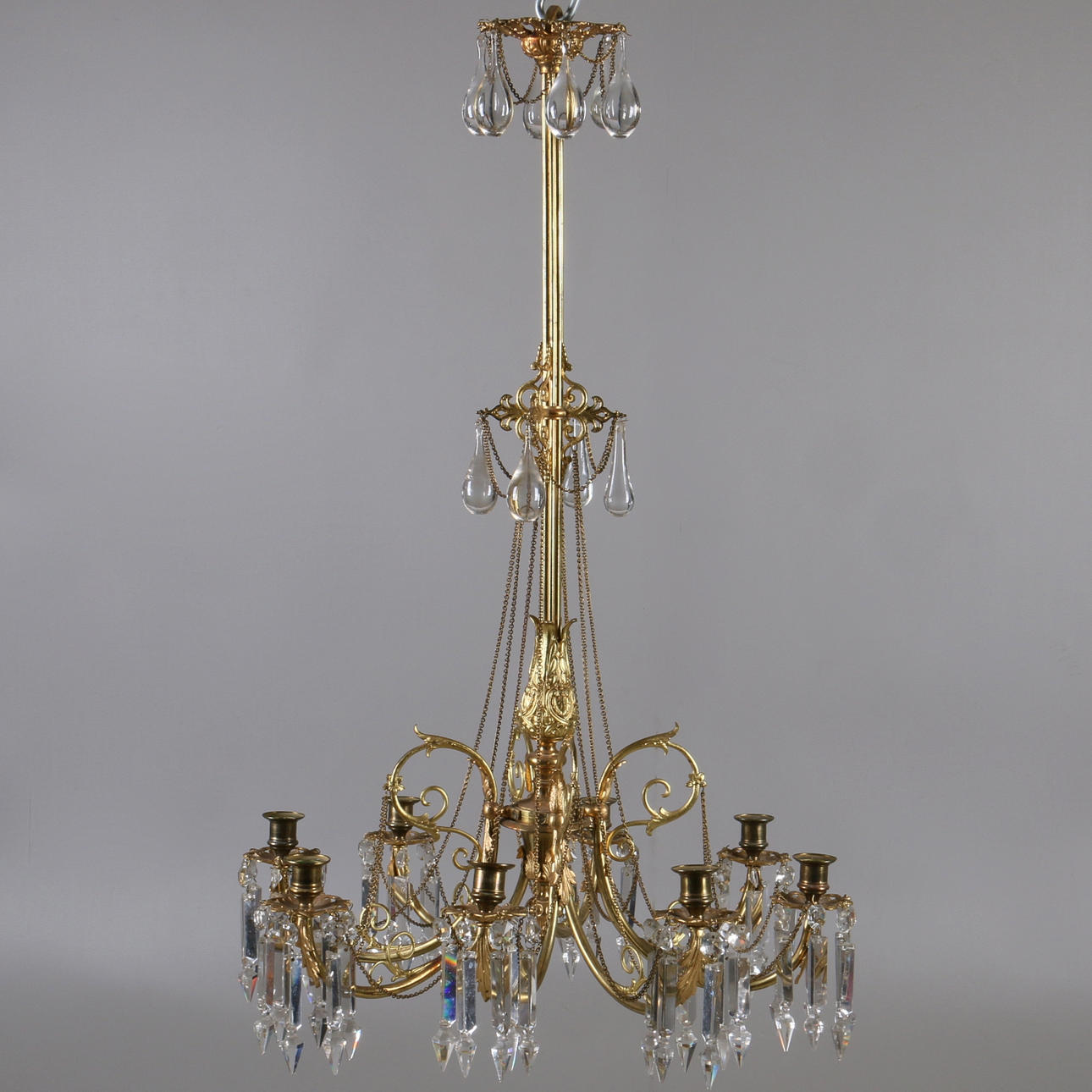 LJUSKRONA, brännförgylld mässing samt prismor, oscariansk, 1800-talets andra hälft, höjd 90 cm.