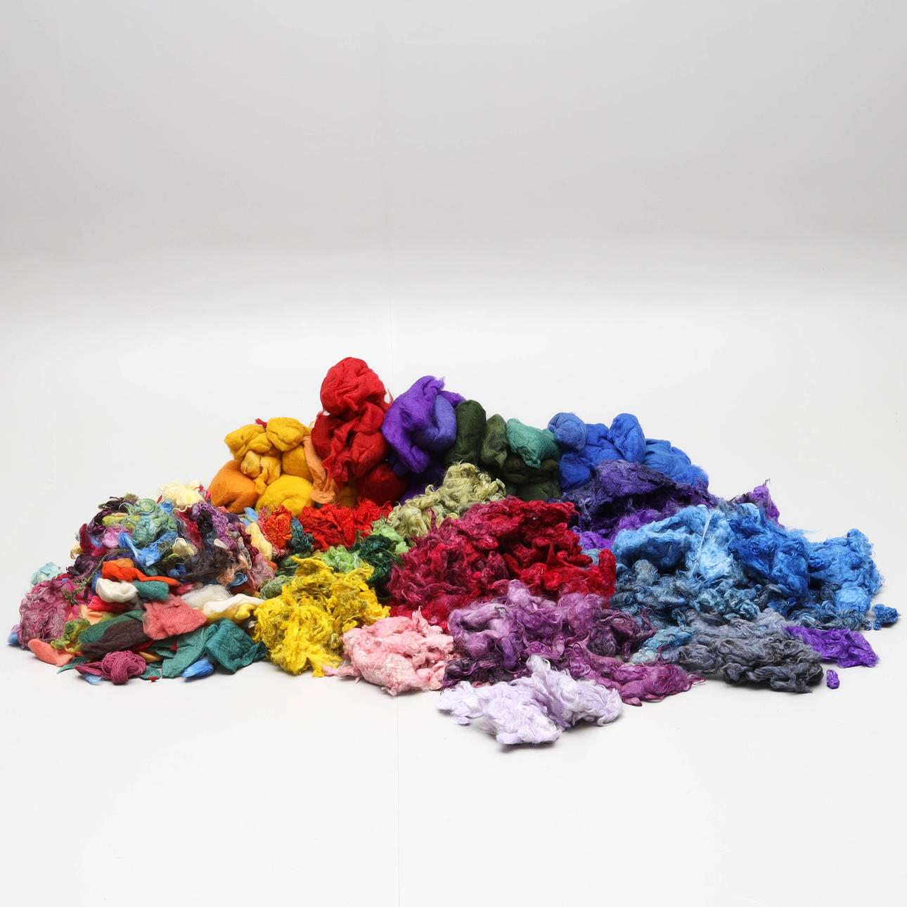 DYED WOOL, approx. 6 kg, carded and raw wool.