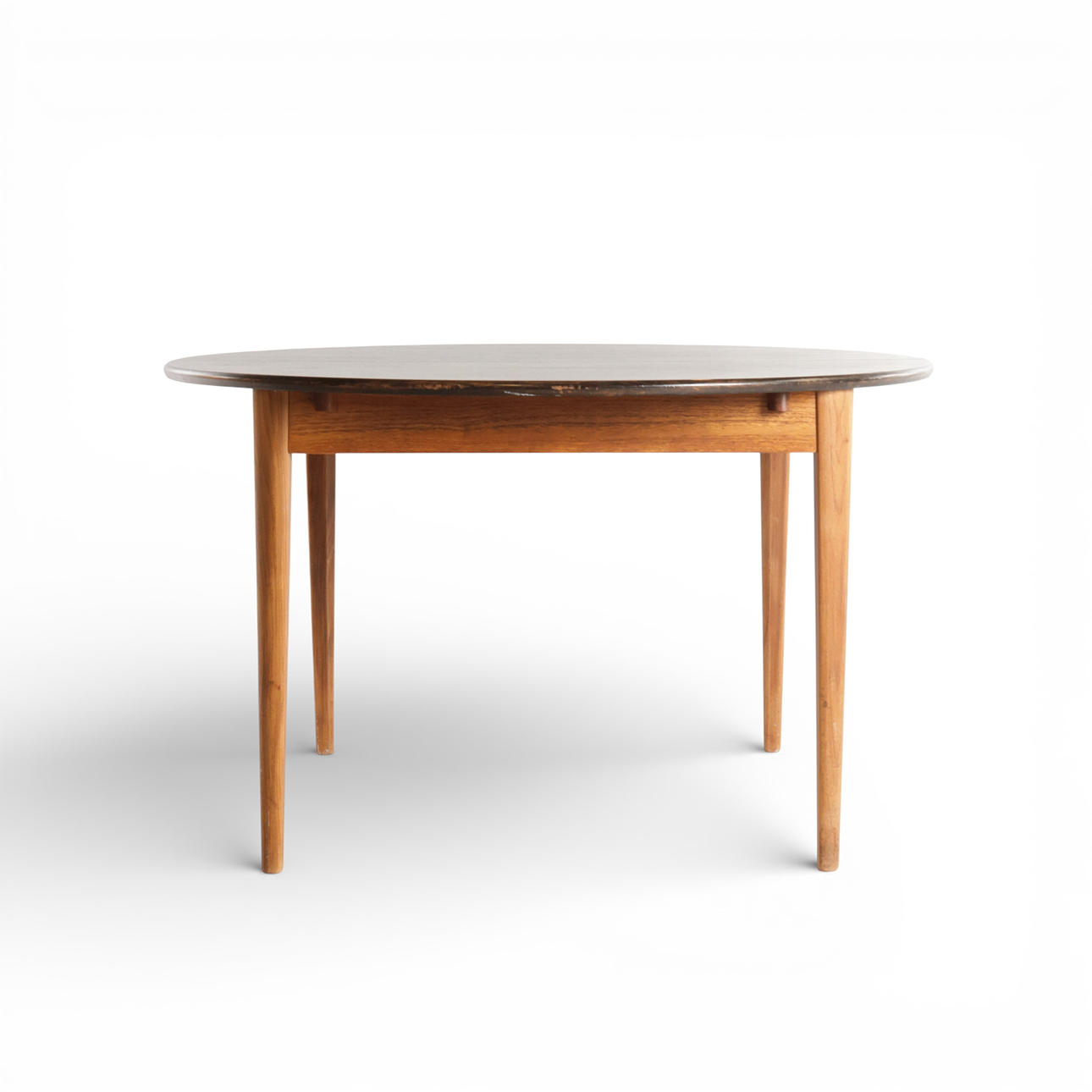 Circular teak dining table, pull-out plate, including 'flip-flop' - additional plate with brass brackets, mounted with tapered legs. Denmark, 1960s.