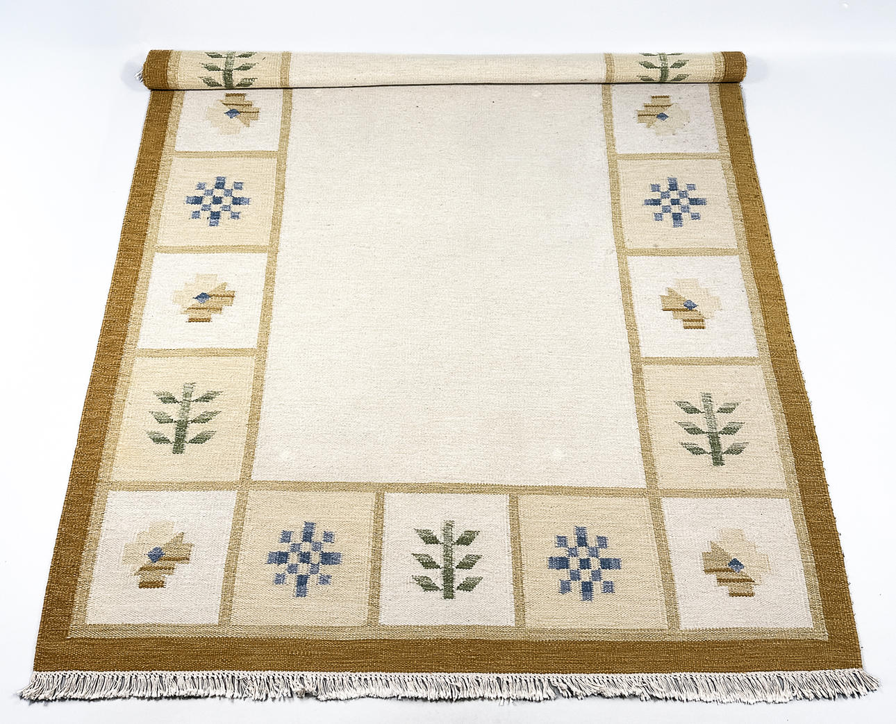 A ruffle rug, “Lomma”, hand-woven.