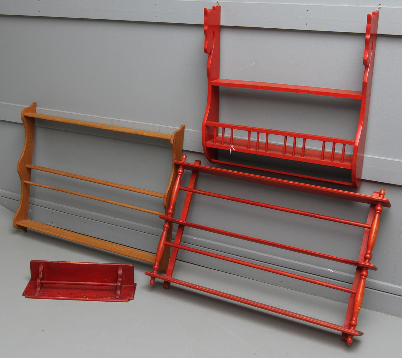 PARTI HYLLOR, 4 st, bland annat tallrikshyllor. 1900-tal.