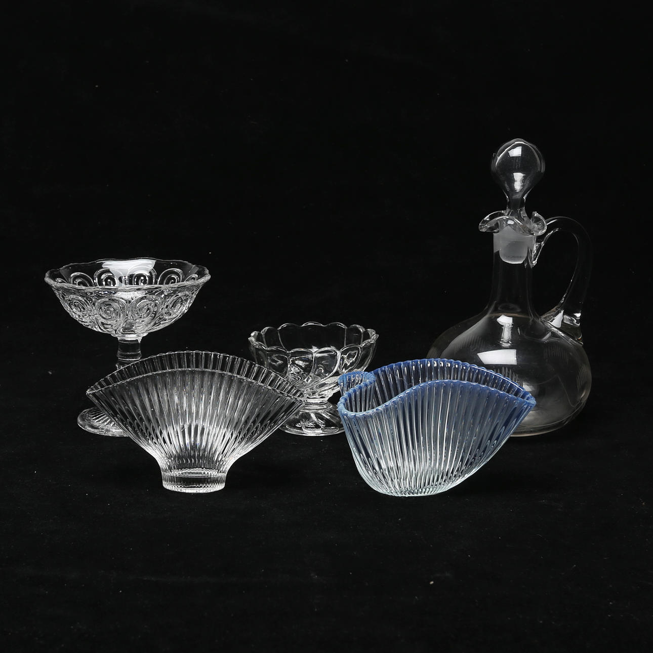 A set of 5 glass objects, including Gullaskruf.
