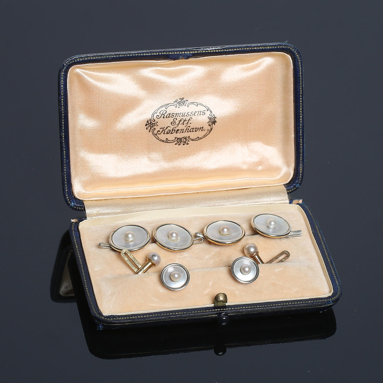 KRAGKNAPPAR / SKJORTKNAPPAR, 8 st, 14k och 18k guld med odlade pärlor, C.G. Hallberg och Hugo Strömdahl, Stockholm, 1917. Totalvikt 11 gram.