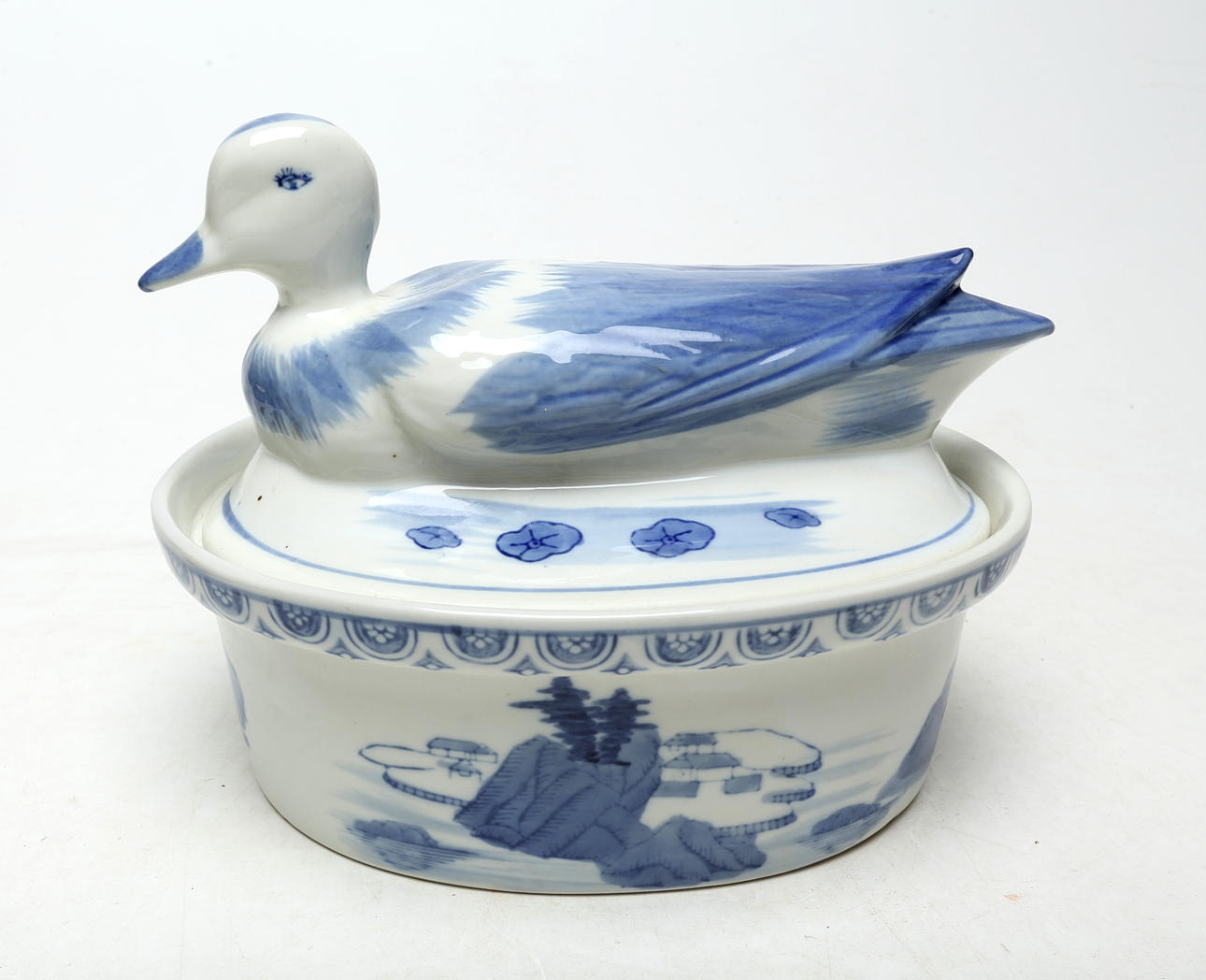 TERRIN med lock, porslin, Asien, 1900-tal.