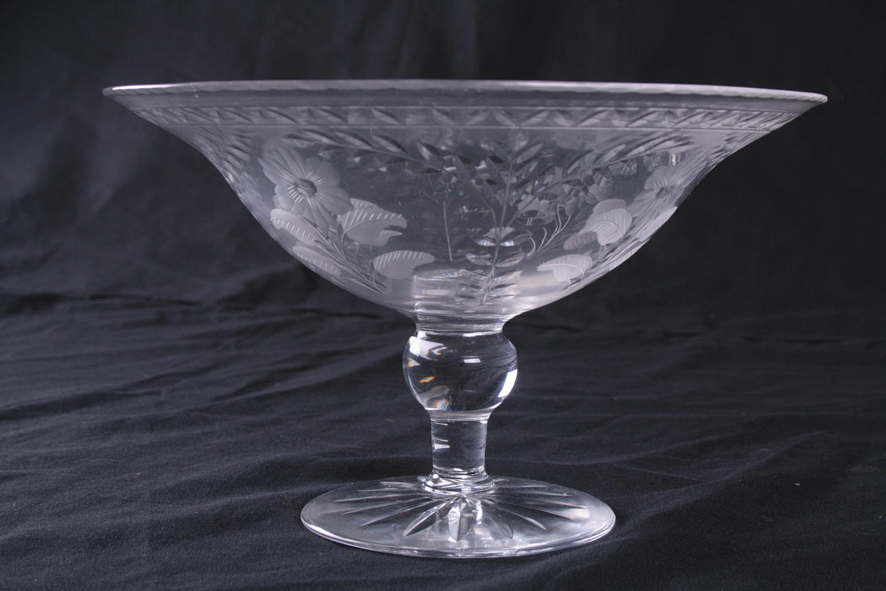 SKÅL på fot, glas, etsad dekor, 1900-tal.