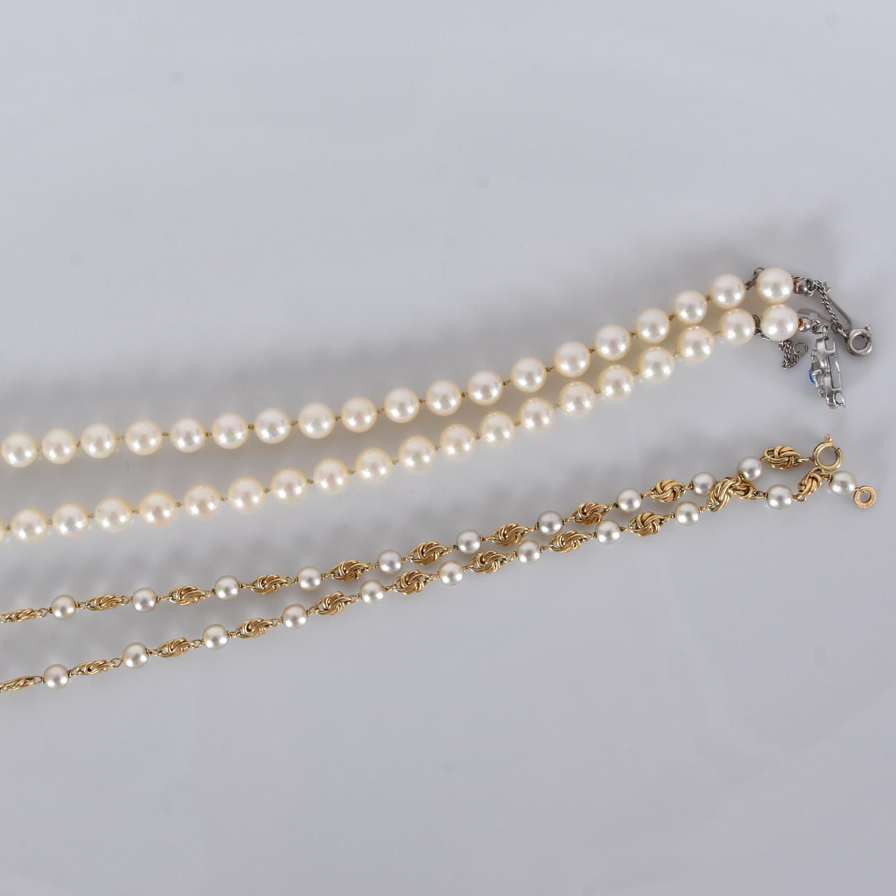 PÄRLCOLLIER, 2 st, bl a med silverspänne.