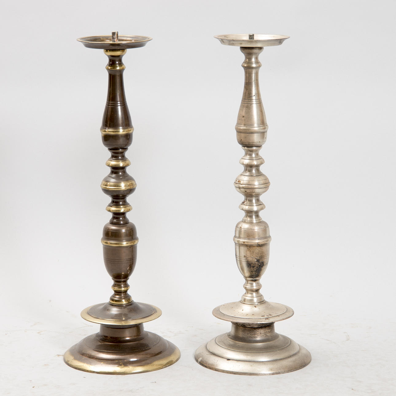 GOLVLJUSSTAKAR, 1 par i olika metallnyanser.