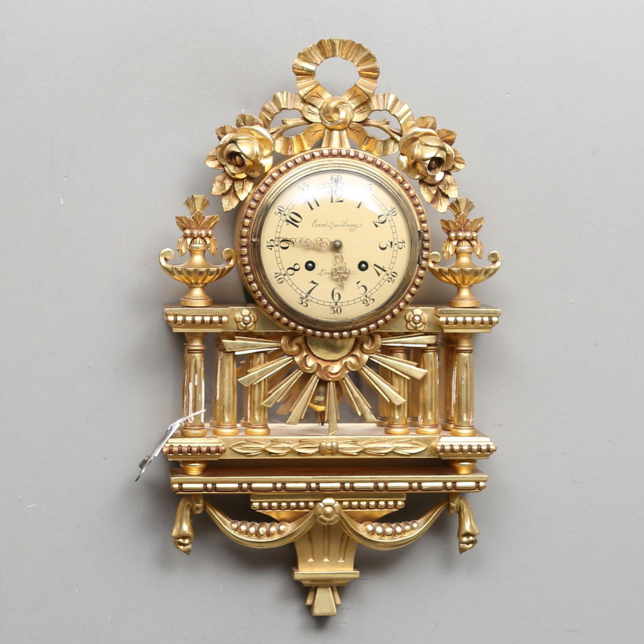 VÄGGUR, s.k. guldpendyl. Gustaviansk stil. Evert Lundbergs, Linköping, 1900-tal.