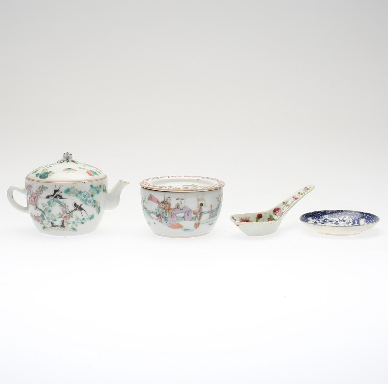 PORSLINSFÖREMÅL, 4 st, Kina, 1800-/1900-tal.