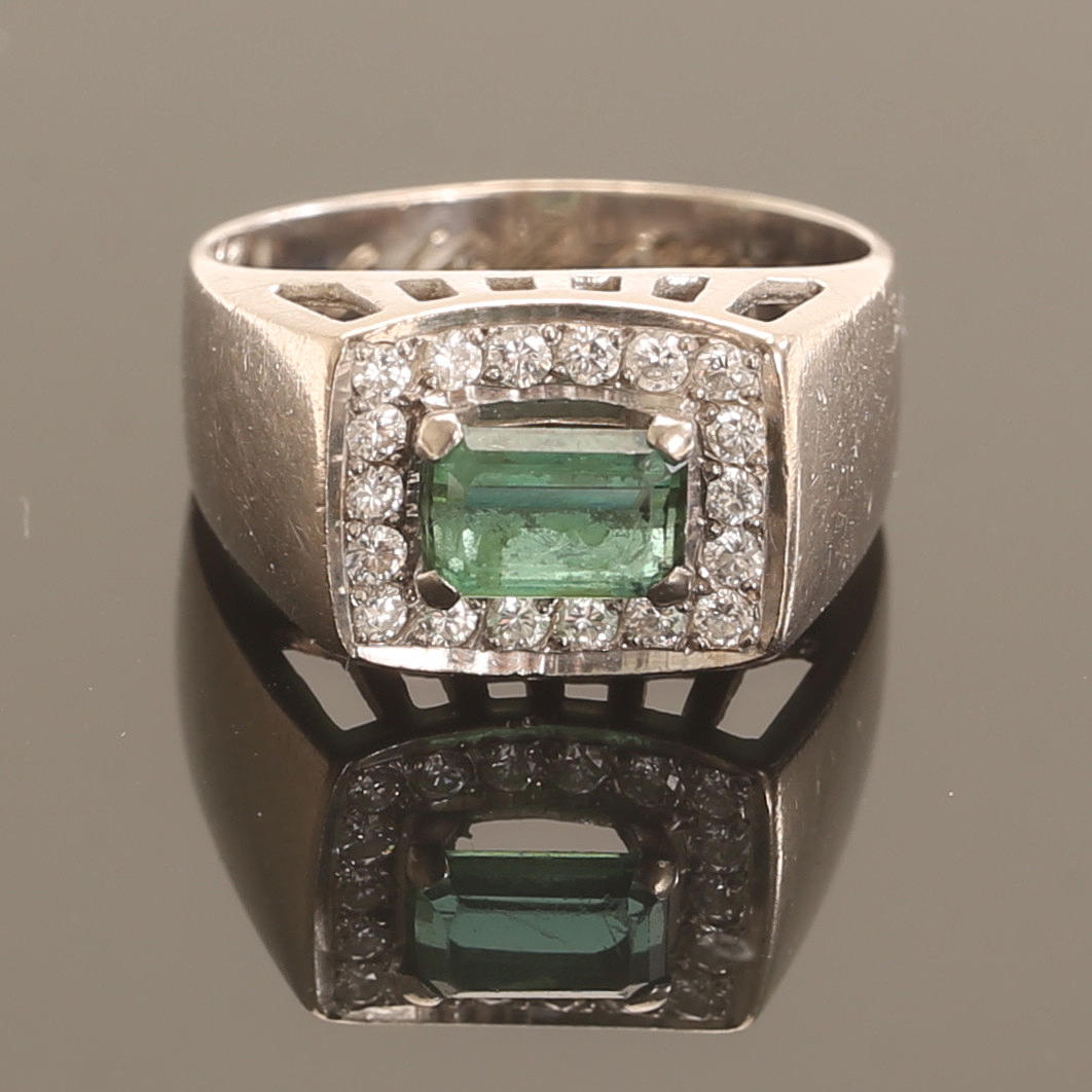RING, 18k white gold with diamonds and emerald.