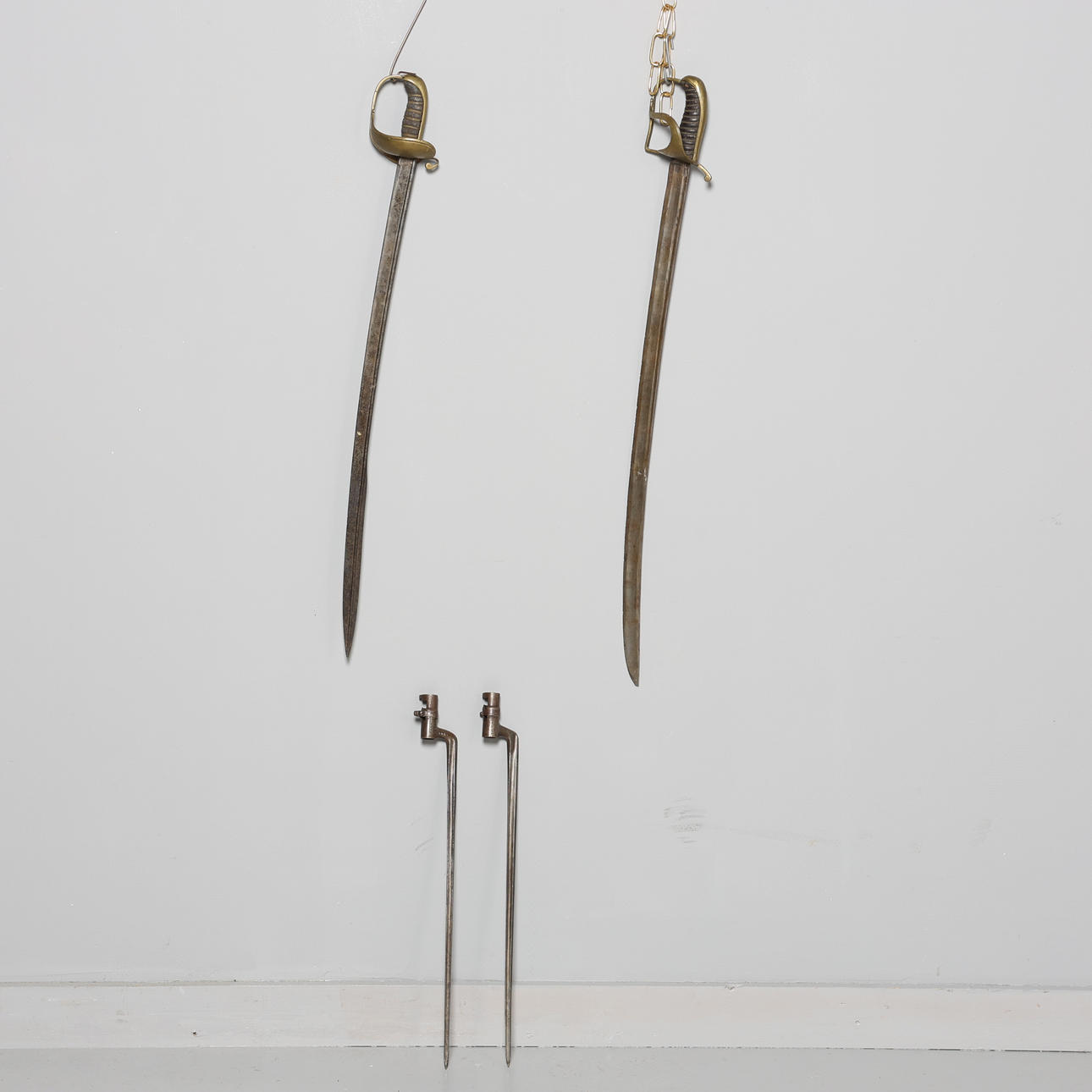 SABLAR samt HYLSBAJONETTER, 4 delar.