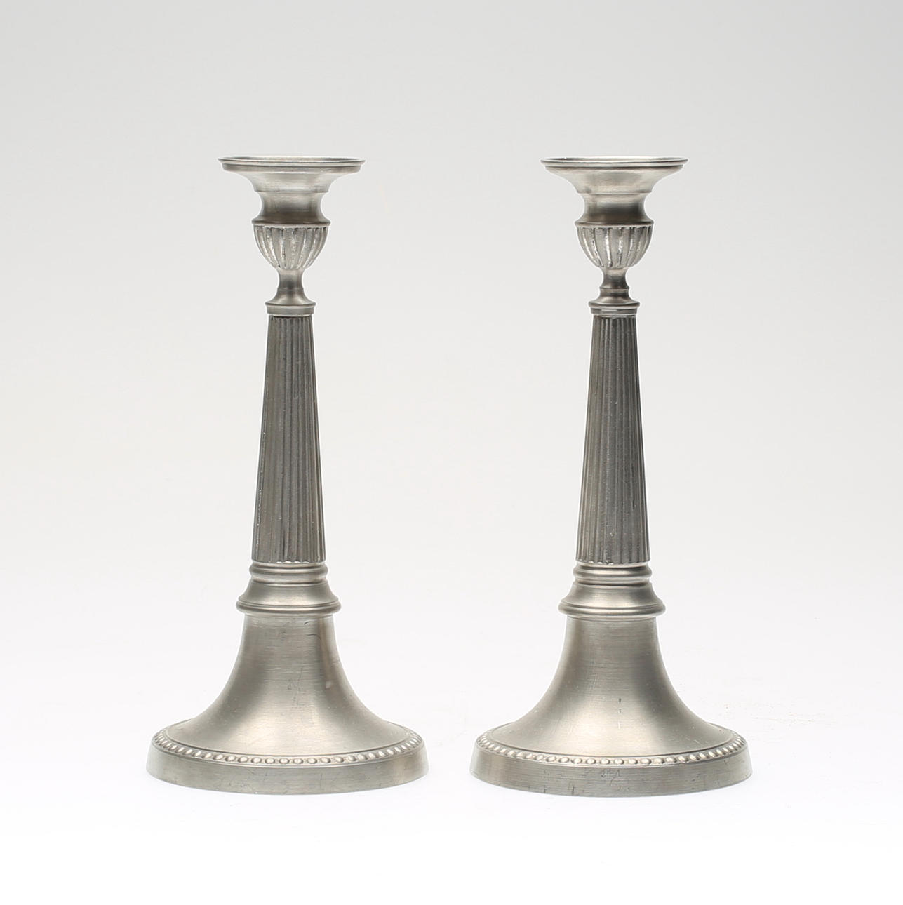 LJUSSTAKAR, 1 par, tenn, gustaviansk stil, 1900-talets andra hälft.