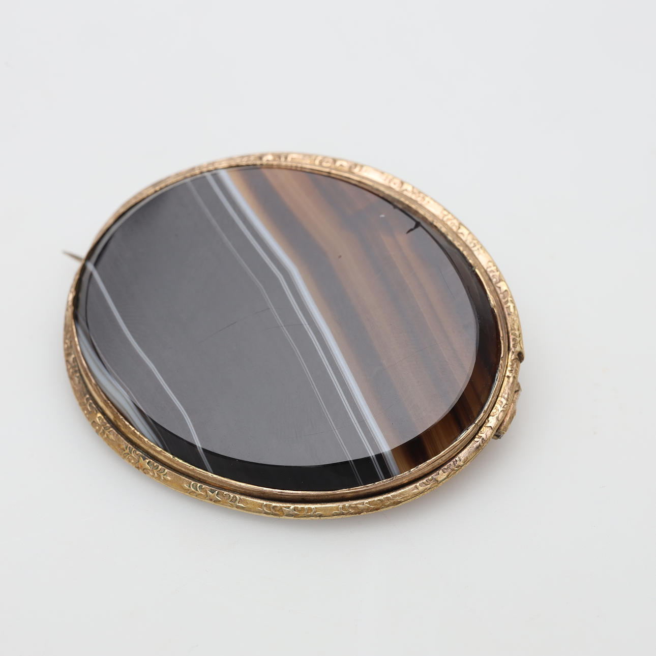 BROSCH, 8K guld, bruttovikt ca 14 gram.