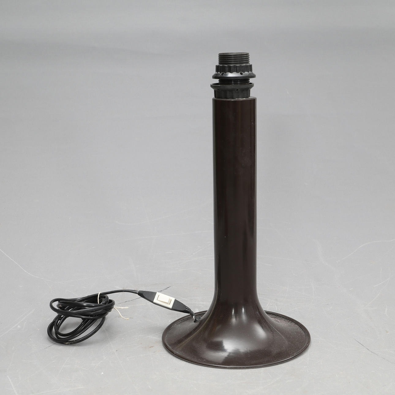 BORDSLAMPA, metall, 1900-talets andra hälft.