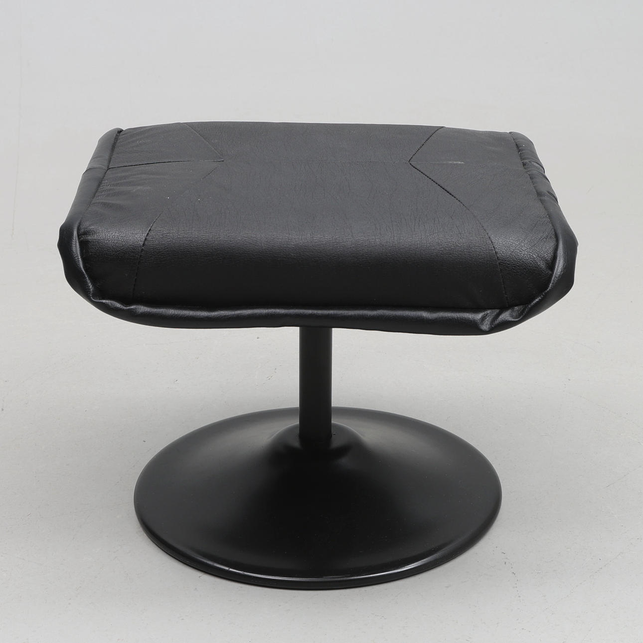 FOOTSTOOL. Artificial leather.