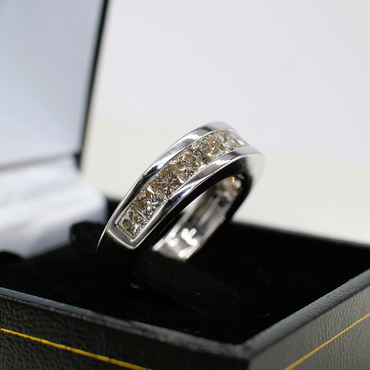 1.70CT DIAMOND ETERNITY RING.