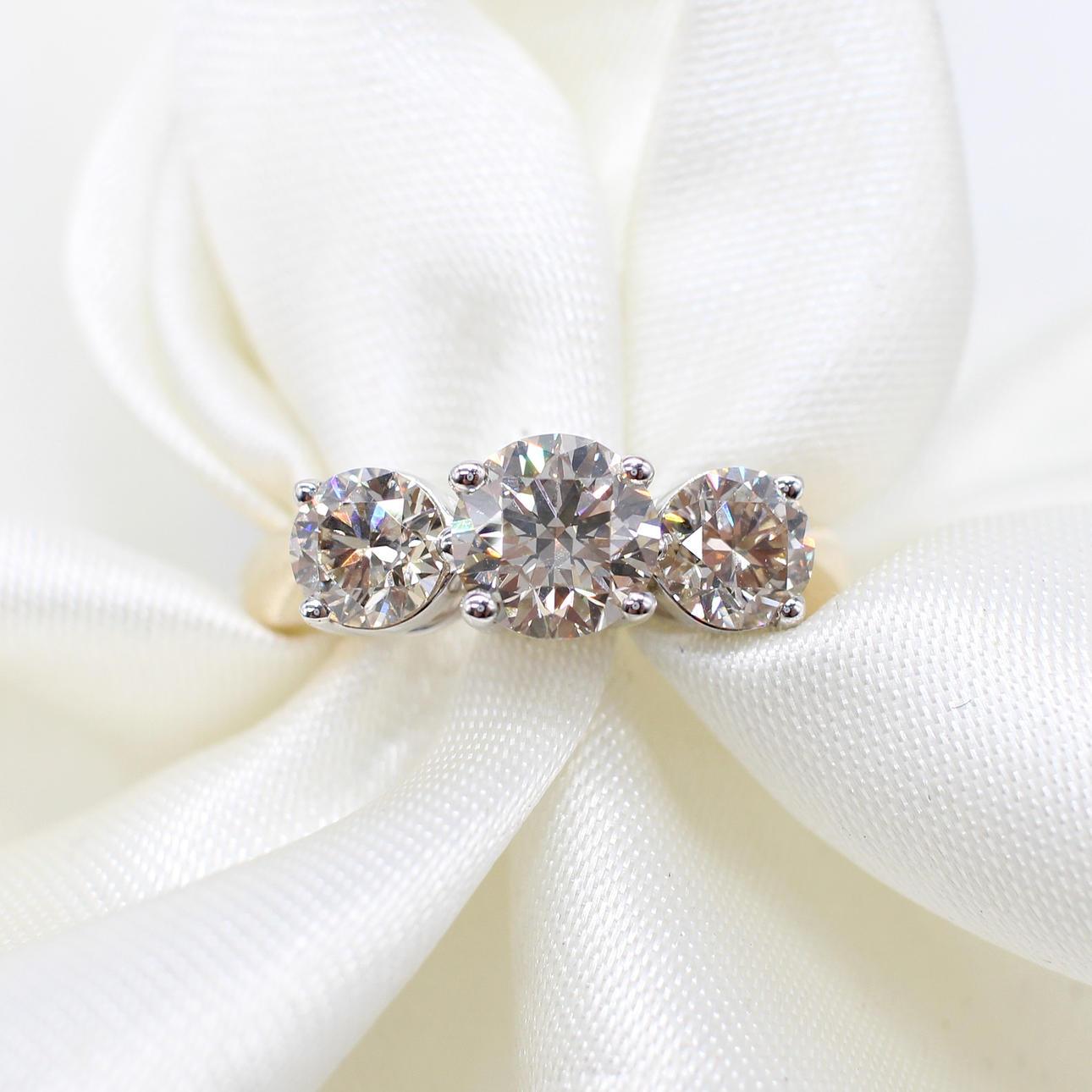 2.02CT DIAMOND TRILOGY RING.