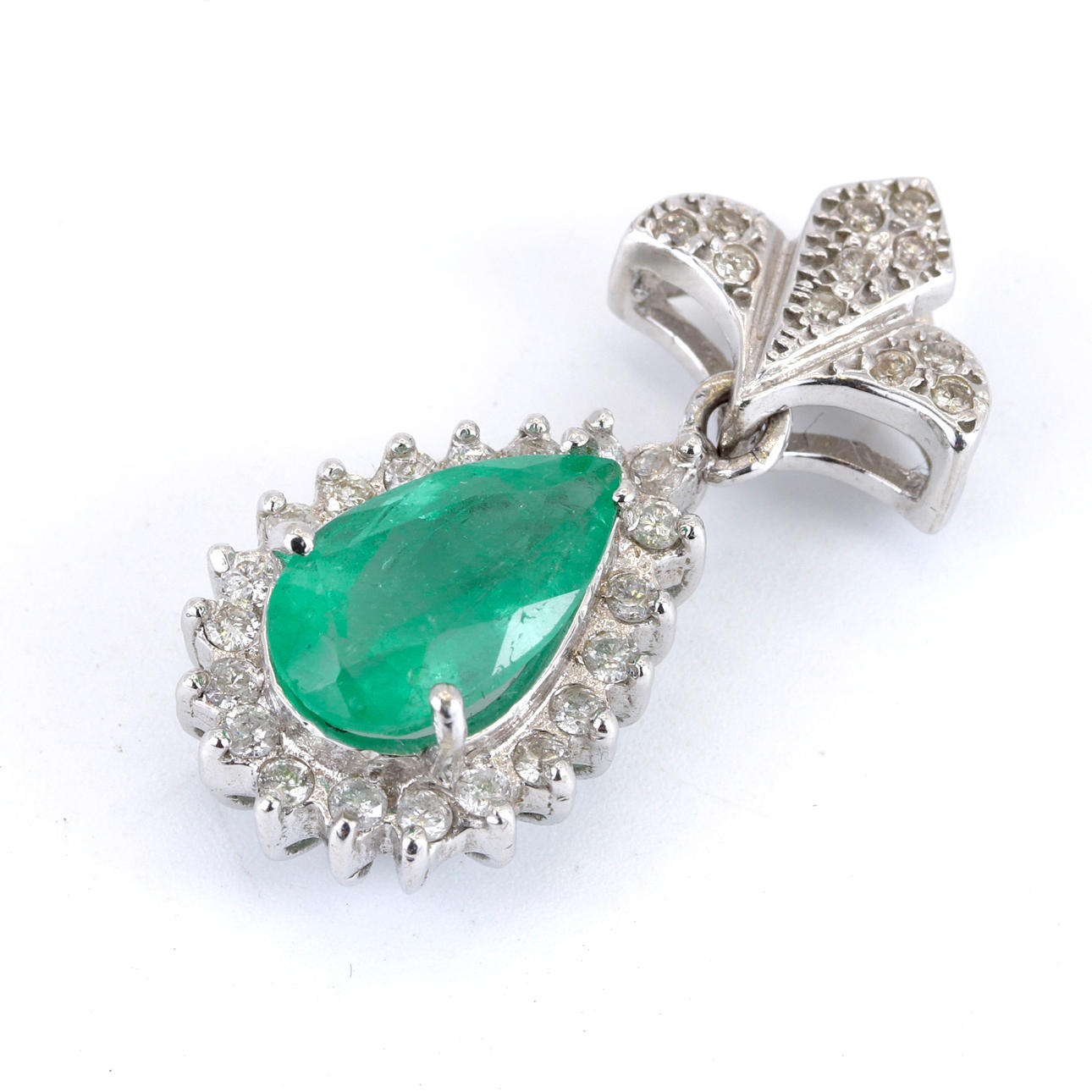 18CT WHITE GOLD EMERALD & DIAMOND SET PENDANT.