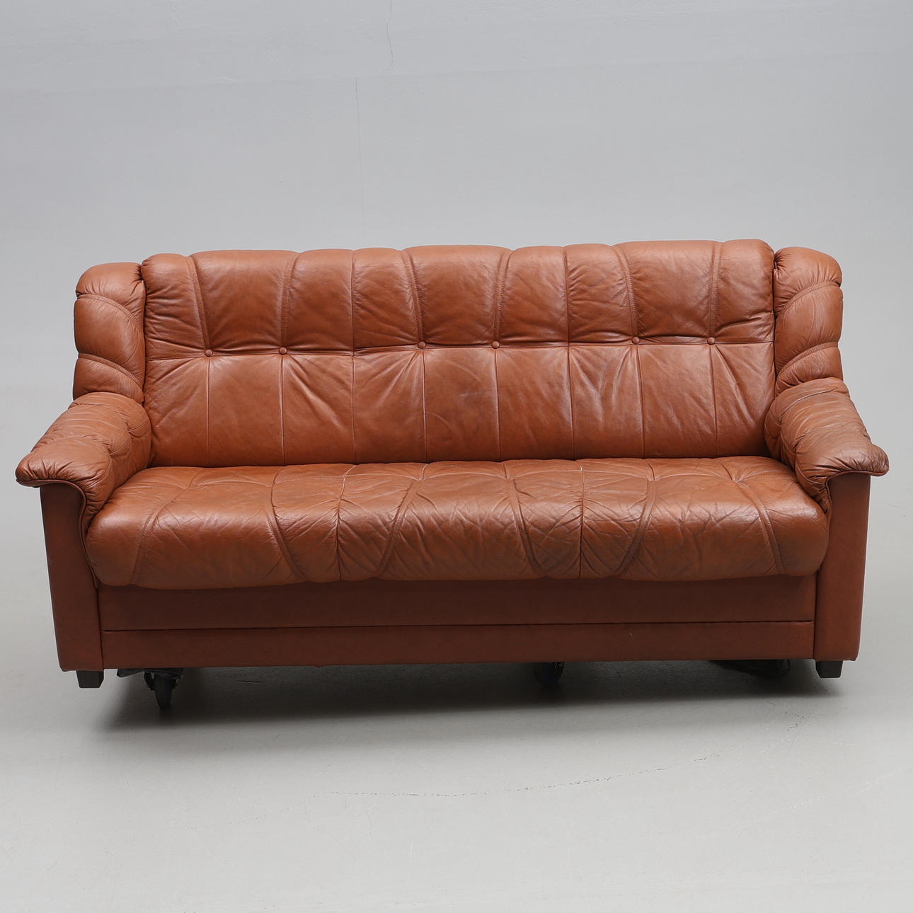 BÄDDSOFFA. Skinn, 3-sits, 1900-tal.