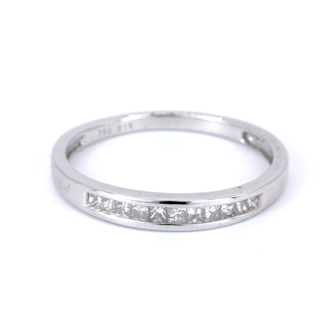 18CT WHITE GOLD DIAMOND SET RING.