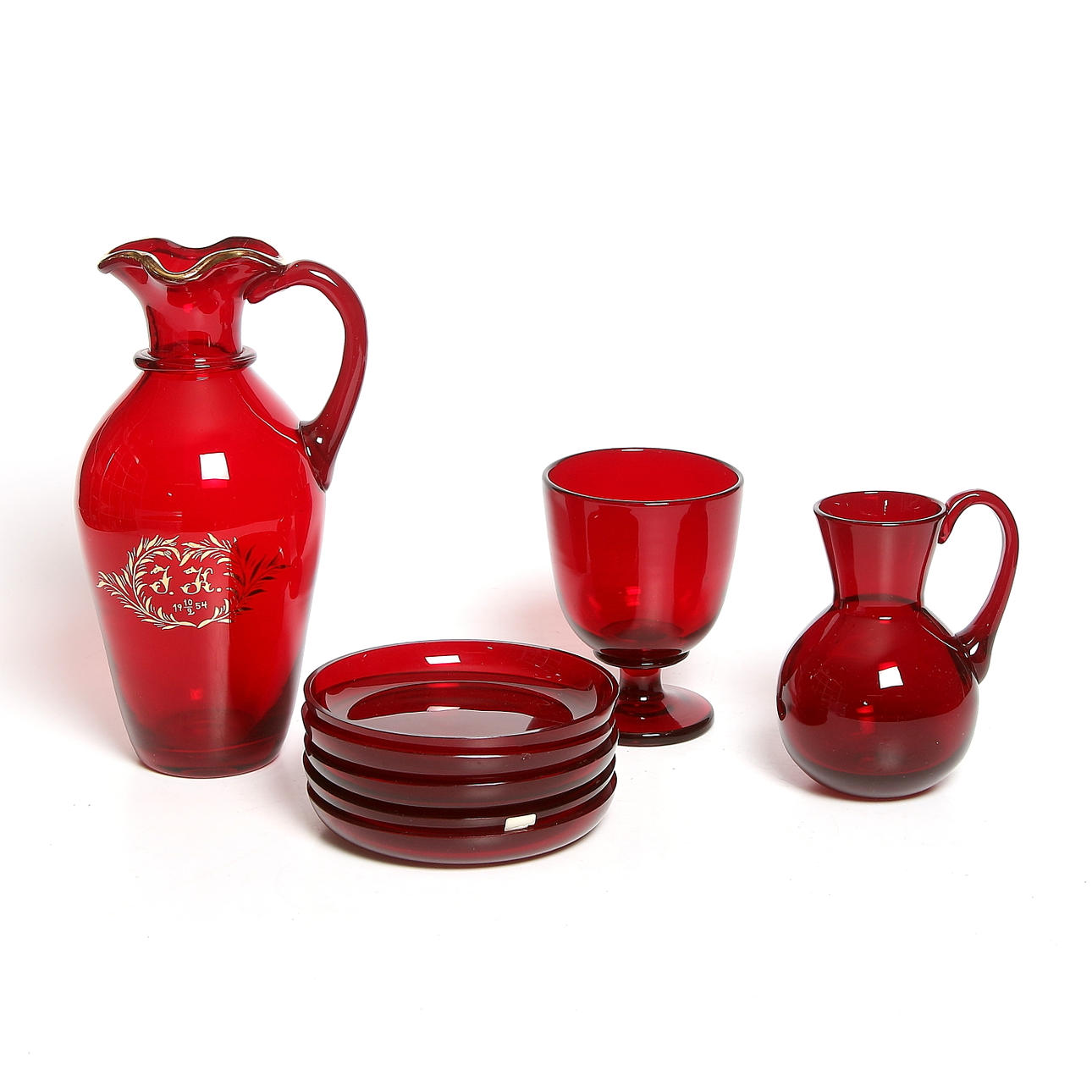 MONICA BRATT. Vinkanna, kanna, assietter och pokal, 8 delar, rubinrött glas, Reijmyre glasbruk, 1900-tal.