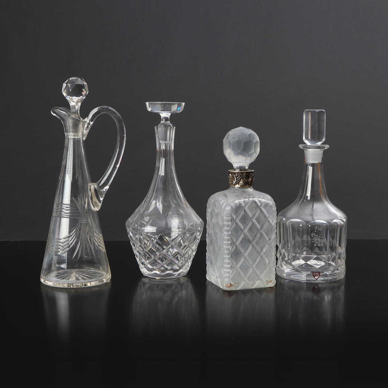 KARAFFER, FYRA ST. Glas. Bl.a. Orrefors. 1900-tal.