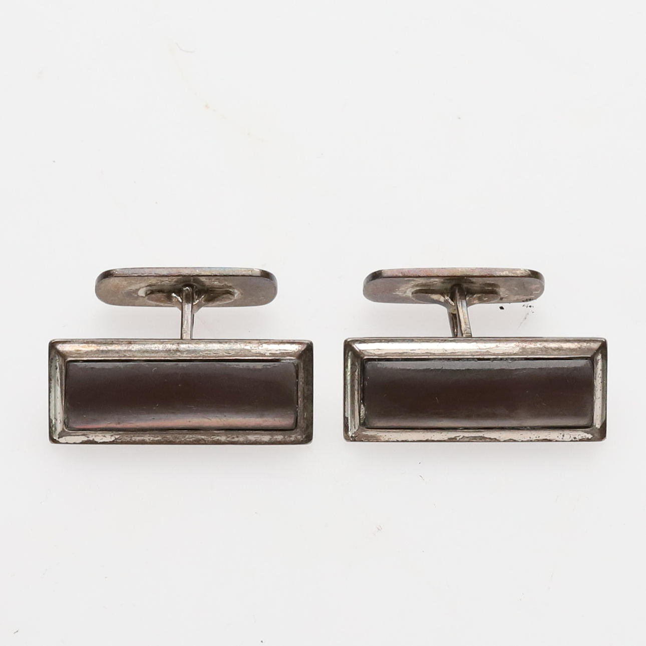 Manschettknappar av silver.