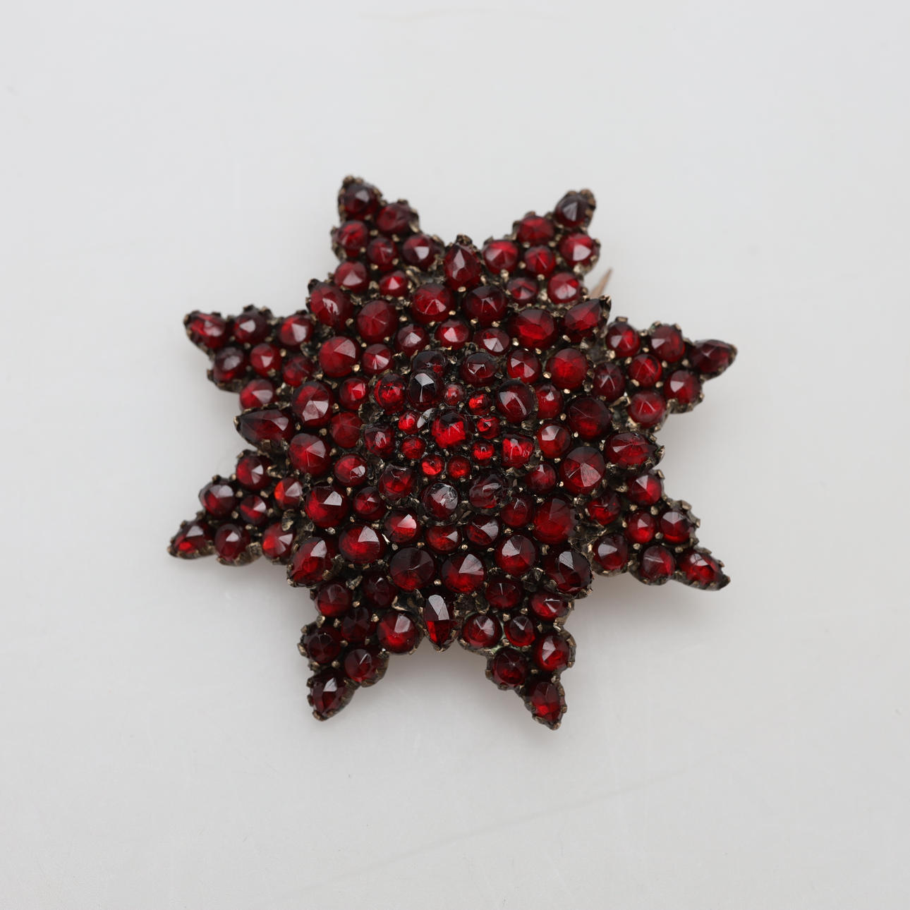 BROSCH, metall, granater.