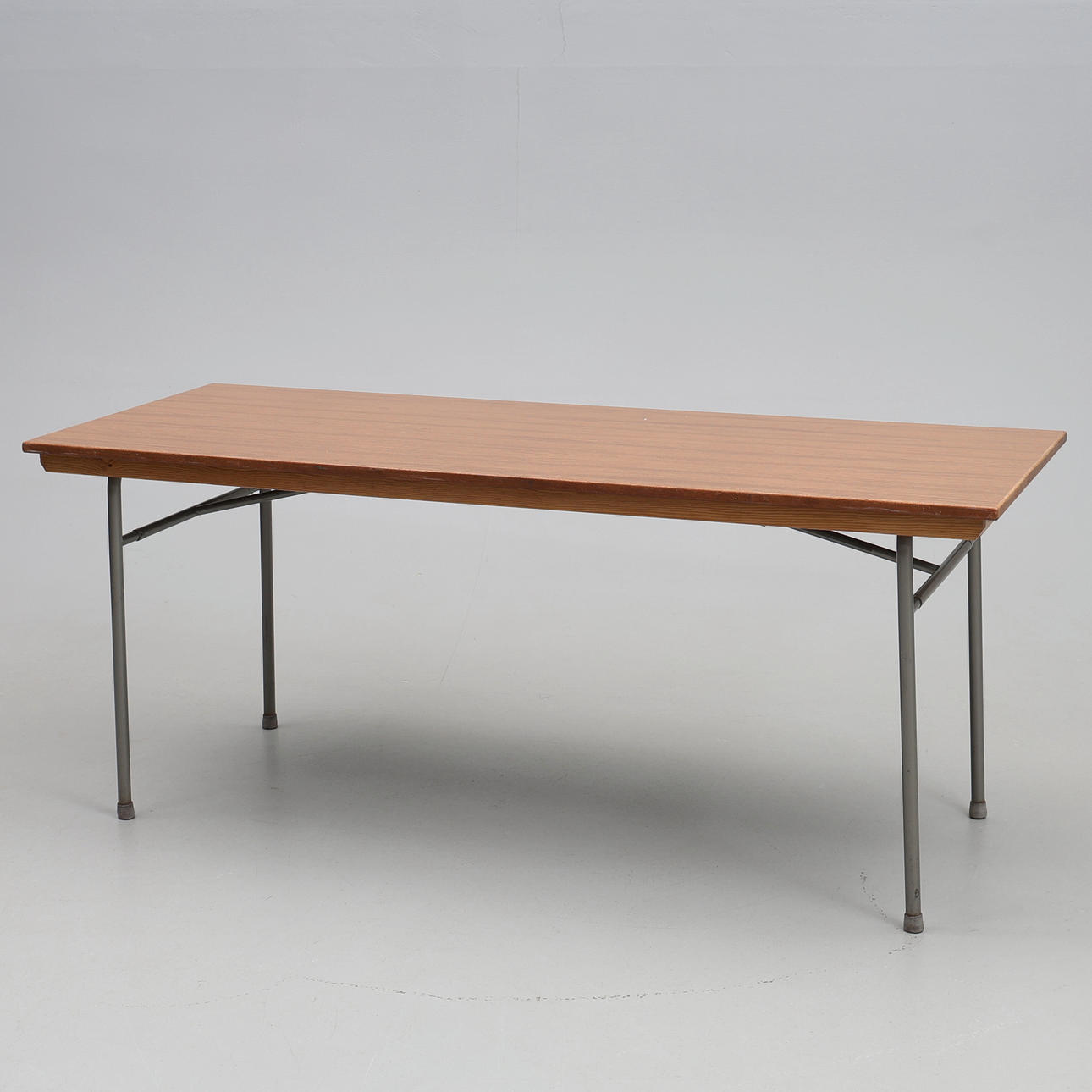 FÄLLBORD. Trä och metall.