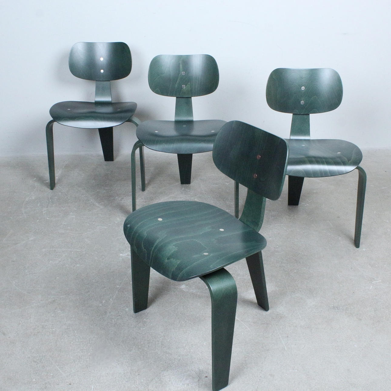 EGON EIERMANN. Wilde + Spieth, stolar, 4 st, modell 'SE42', bokplywood, Tyskland, 2020, formgiven 1949.