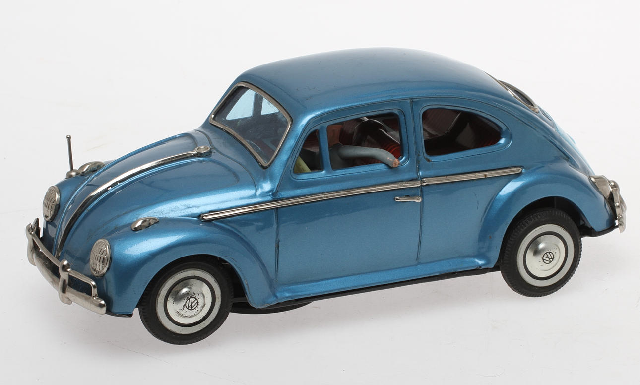 MODELLBIL BANDAI VW med förare, blå plåt, batteri.