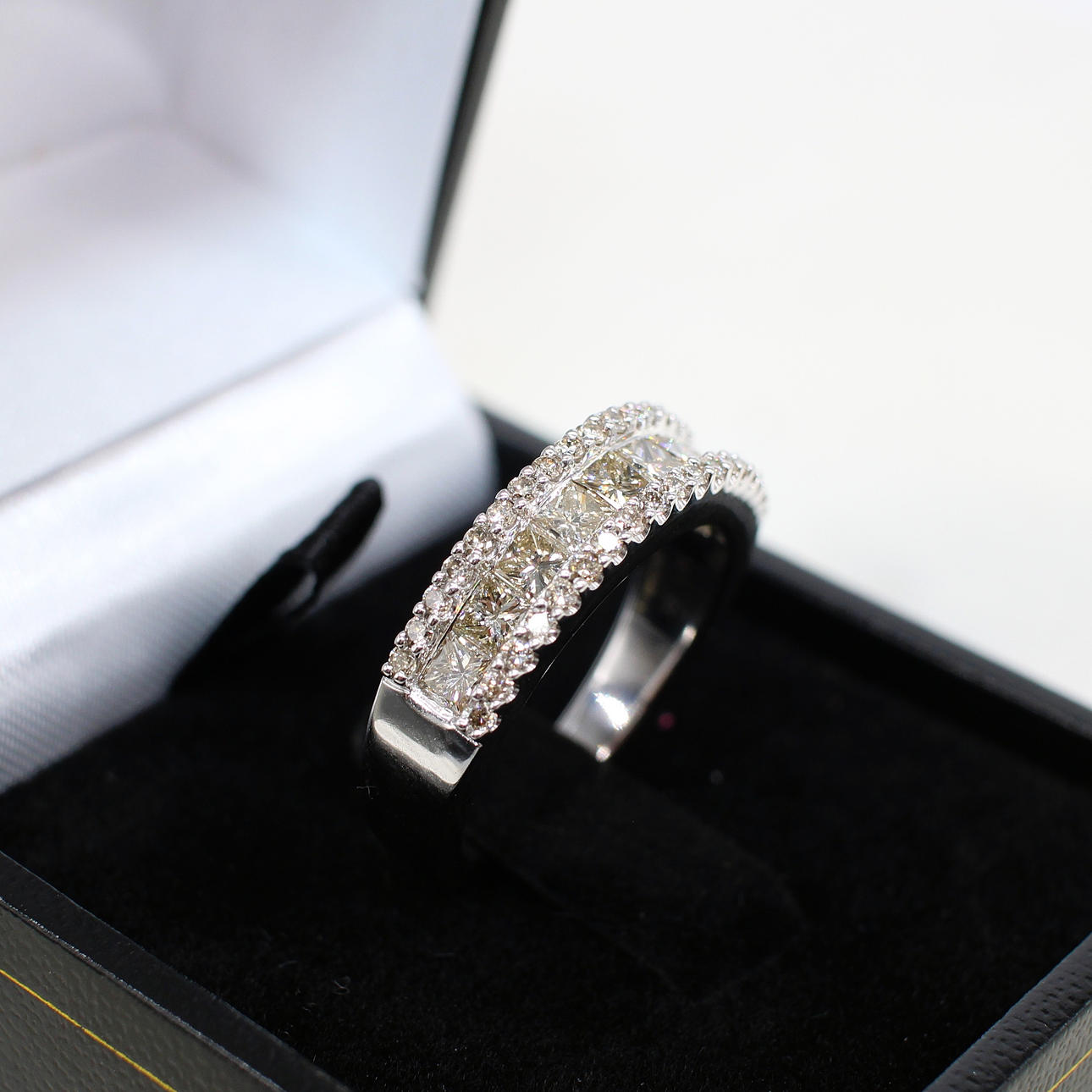 1.31CT DIAMOND HALF ETERNITY RING.