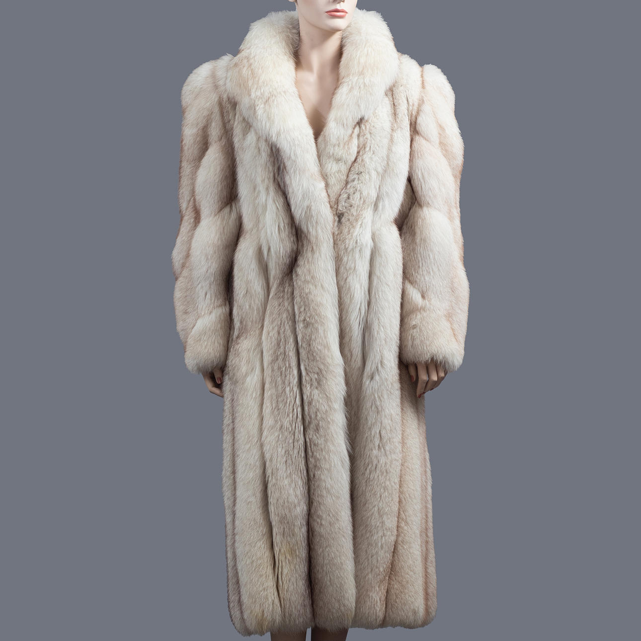 FUR COAT, SIZE MEDIUM.
