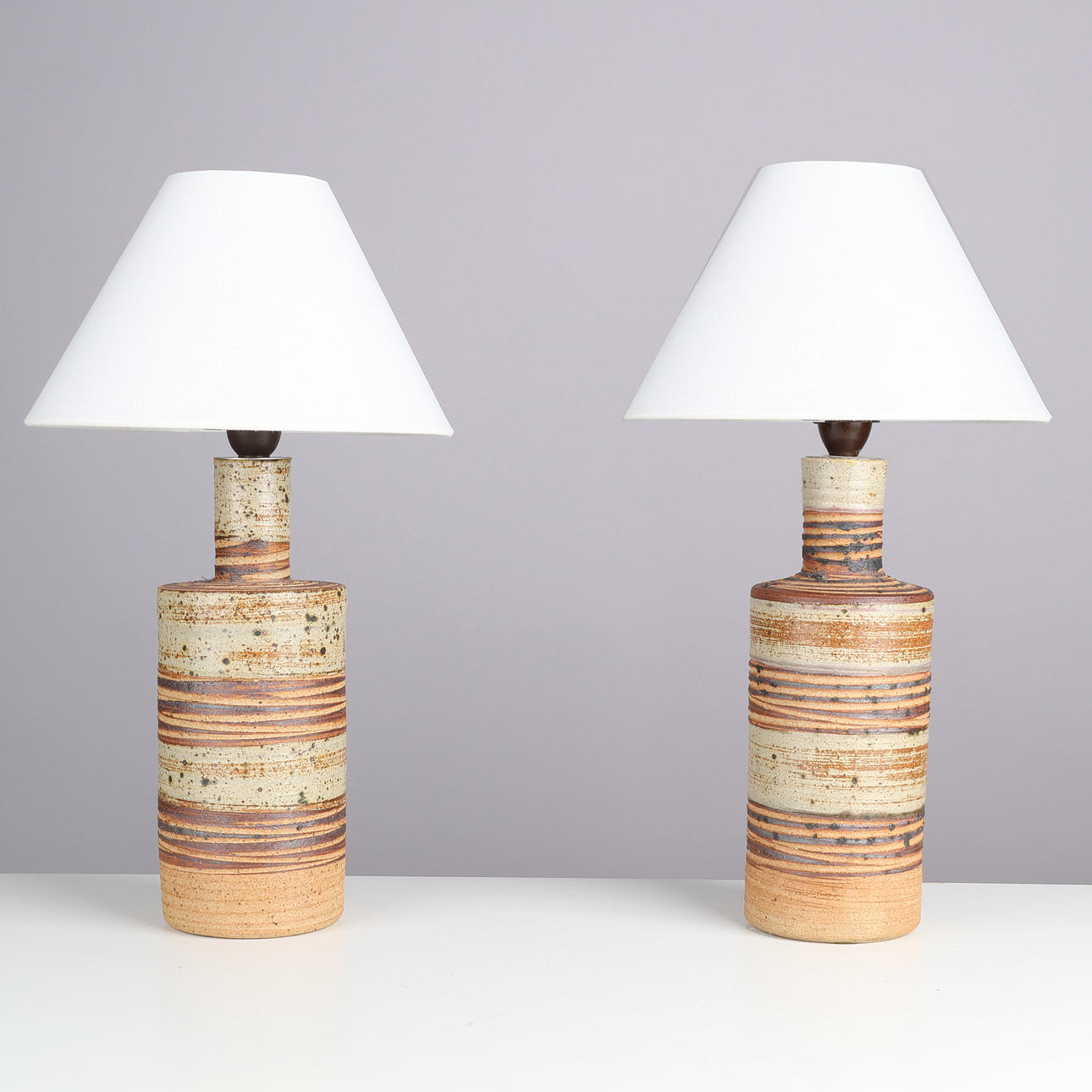 TUE POULSEN (1939-2026). BORDSLAMPOR, ett par, flaskformade av delvis glaserat stengods, egen verkstad i Hillerød, Danmark, 1960/70-tal, (2).