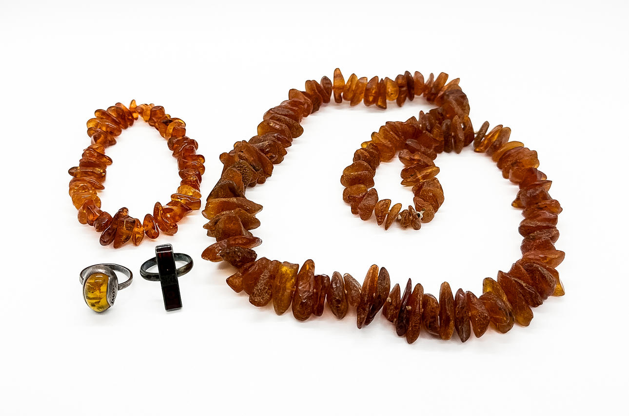 AMBER JEWELLERY, 4 pieces.