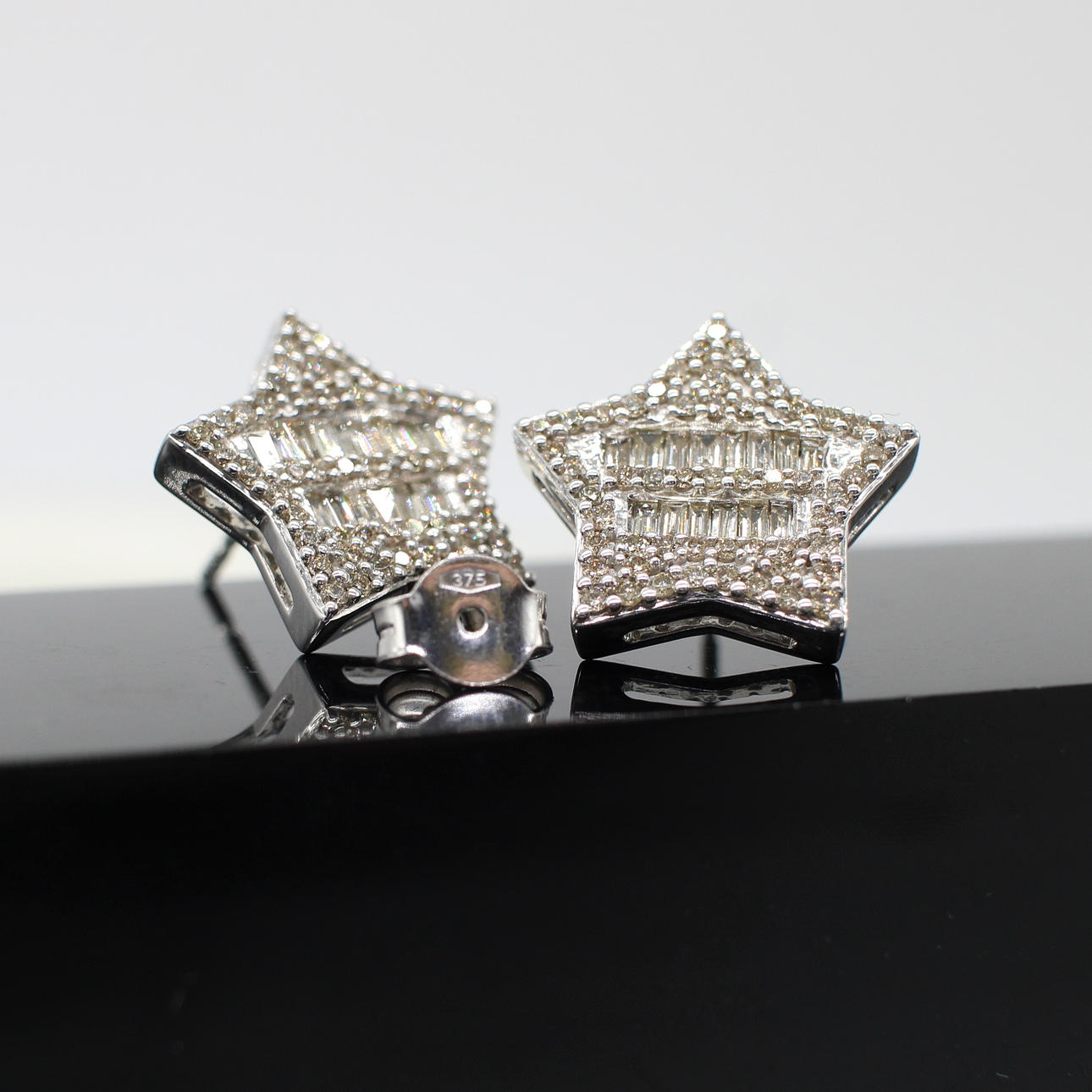1.04CT DIAMOND STAR EAR STUDS.