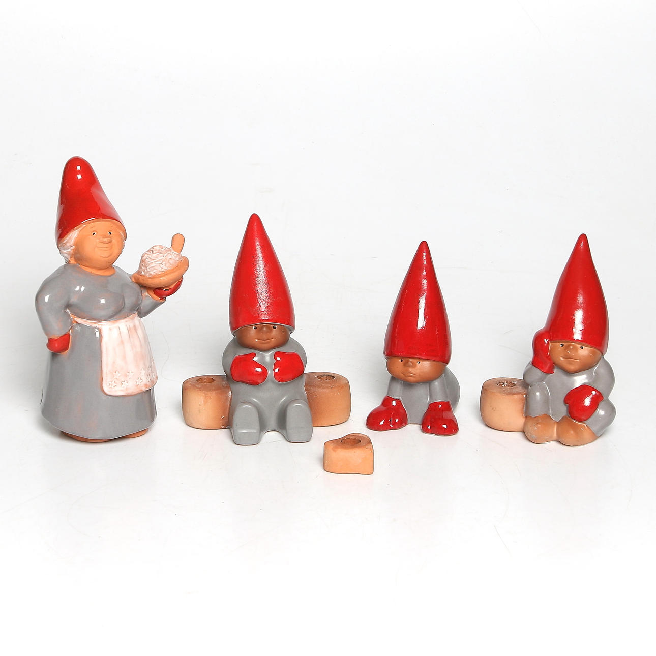 TOMTAR, ljusstakar, 4 delar, keramik, design Lisa Larson samt tomtefigurin JIE. 1900-talets andra hälft.