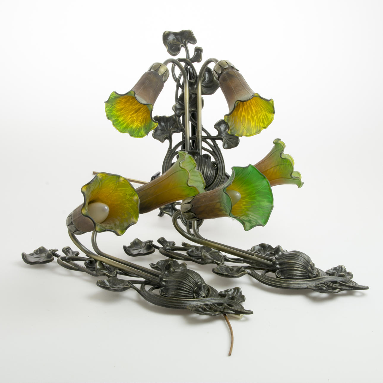 VÄGGLAMPETTER, 3 stycken, metall/glas, jugendstil, Aneta.