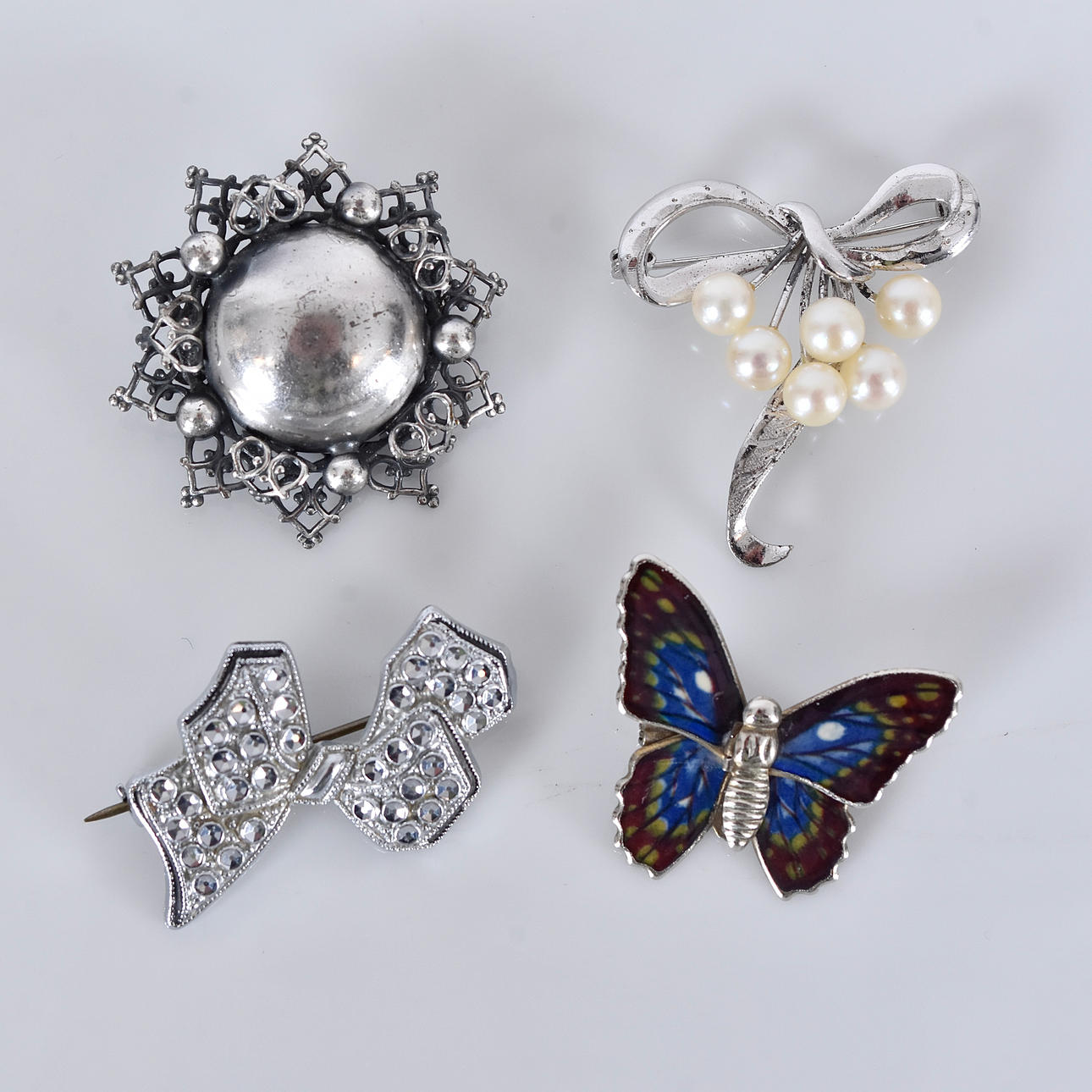 BROSCHER, 4 st, bl a silver, 1900-tal.