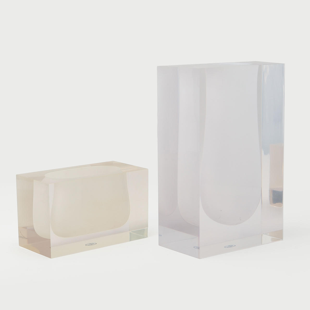 JONATHAN ADLER. Vaser, 2 st, bl.a "Bel Air Mega".