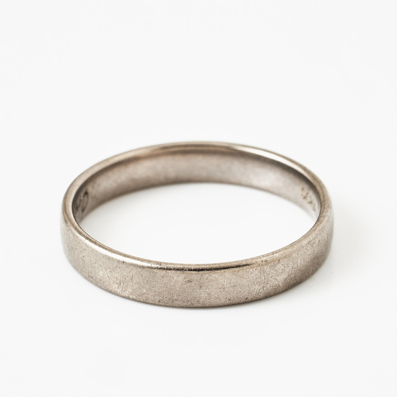 SCHALINS, 18 k vitguld, slät modell.