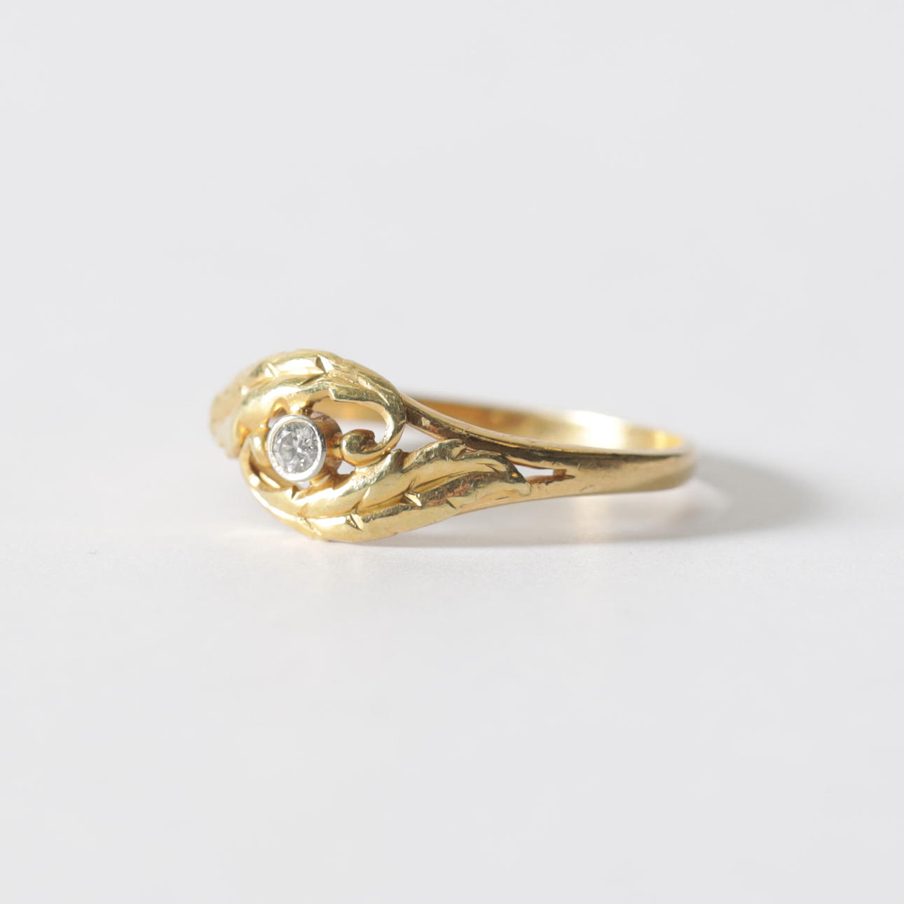 ENSTENSRING, 18K guld. Totalvikt ca 1,4 gram.