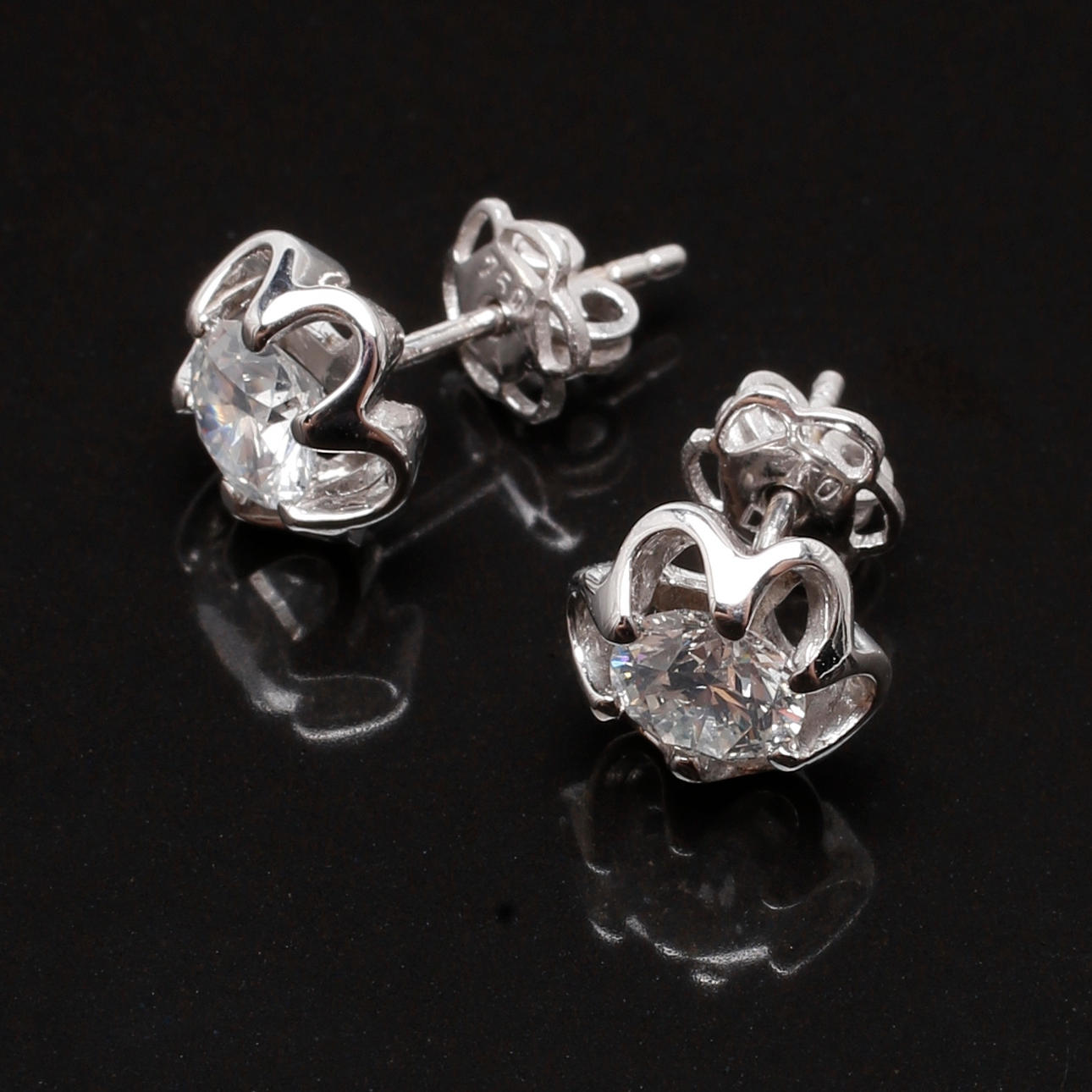 ÖRHÄNGEN i 18 K vitguld med diamanter 1,40 ct.